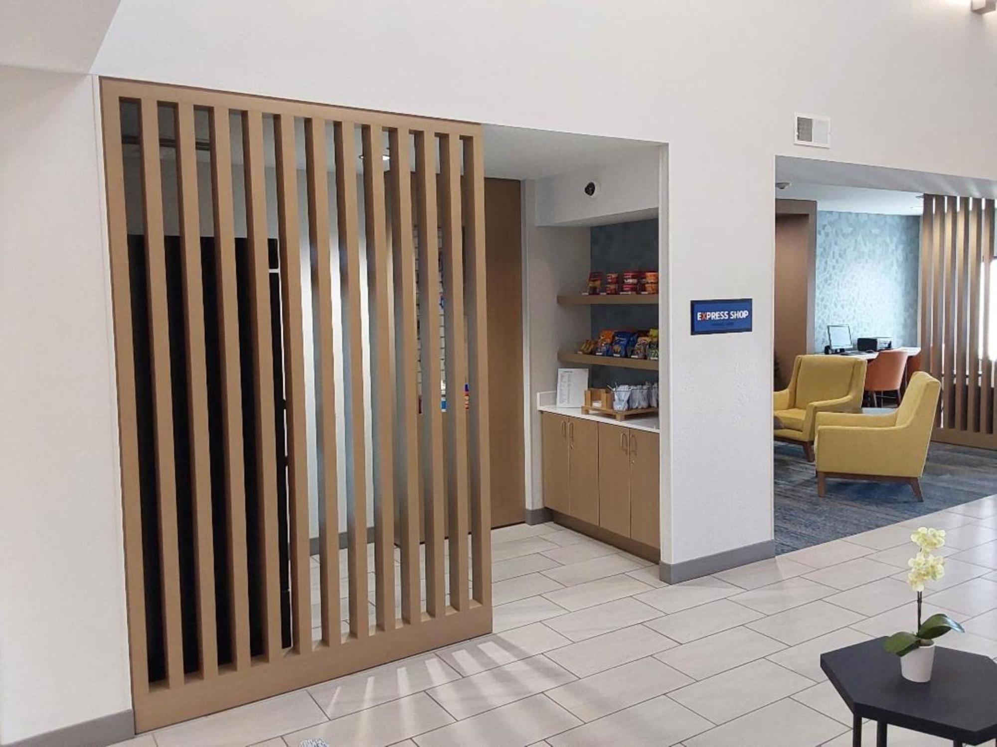 Holiday Inn Express Hotel & Suites Antigo By Ihg Eksteriør billede